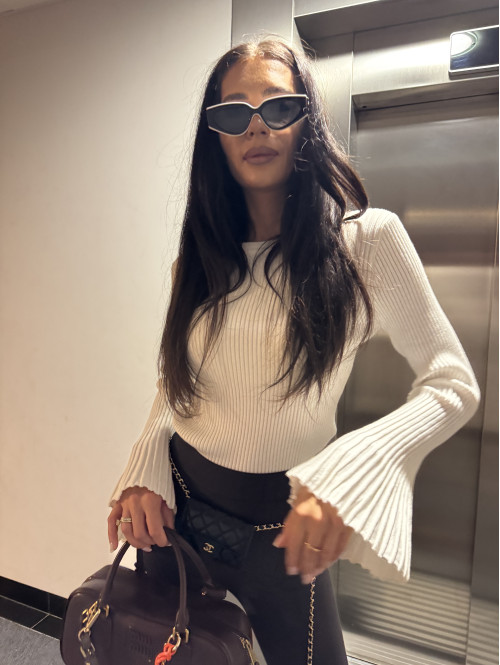 Bluzka prążkowana z poszerzanymi rękawami biała FLAVIA 09 - photo #13