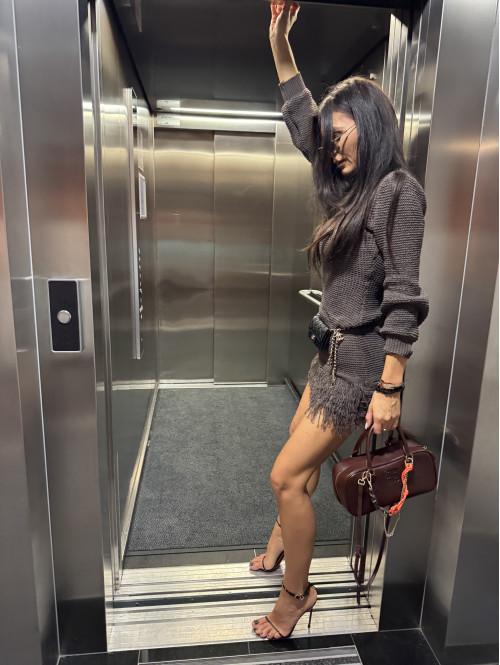 Sukienka dzianinowa z postrzępionym dołem czekoladowa KASJA 09 - photo #18