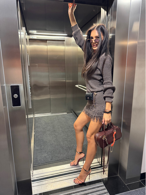 Sukienka dzianinowa z postrzępionym dołem czekoladowa KASJA 09 - photo #22