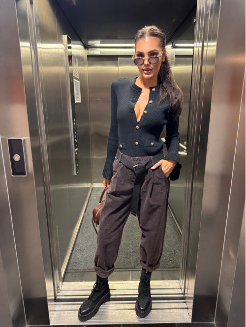 Sweterek z rozszerzanymi rękawami i pozłacanymi guzikami czarny KLARA 09