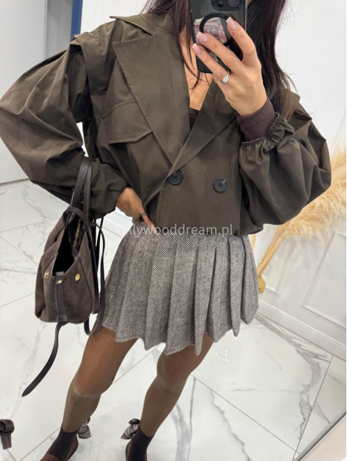 Brązowa kurtka krótka z bufiastymi rękawami zapinana na guziki RELA 19 Brązowa kurtka krótka z bufiastymi rękawami zapinana na guziki RELA 19