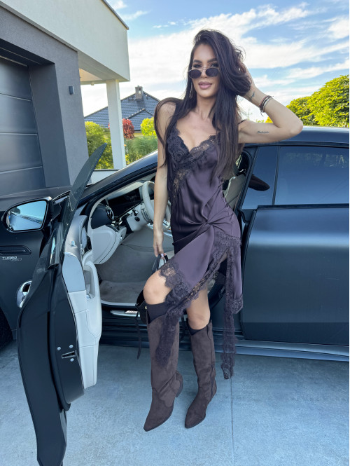 Czekoladowa sukienka midi asymetryczna z koronką MONIA 17 Czekoladowa sukienka midi asymetryczna z koronką MONIA 17