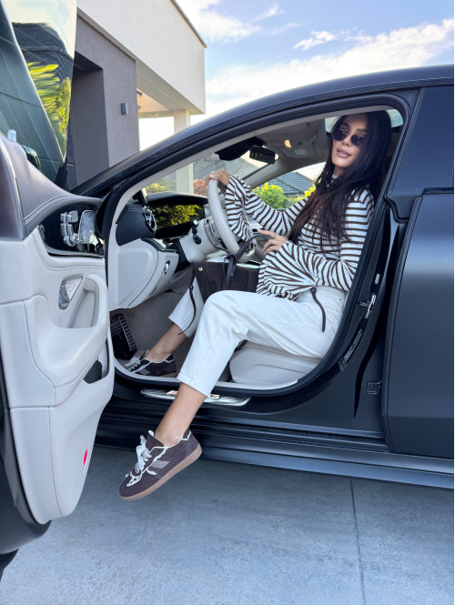 Kremowe spodnie jeans z paskiem Fobis 24 - photo #43