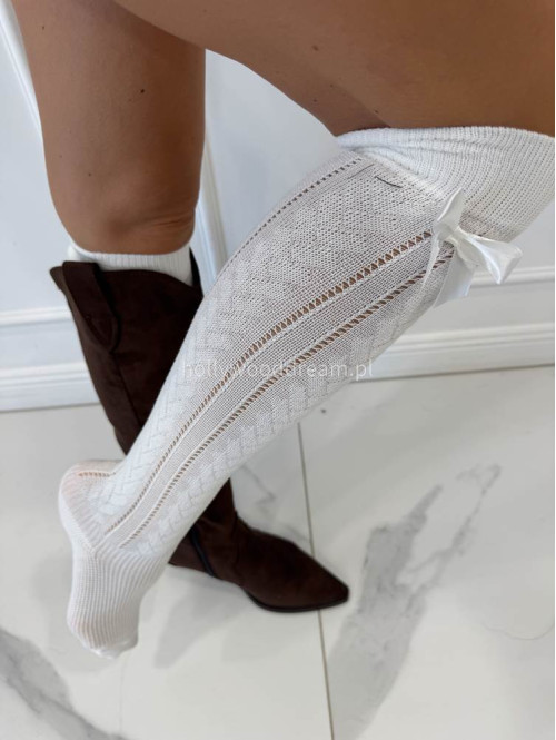 Białe zakolanówki z pomponem i kokardą Marta 150 - photo #9