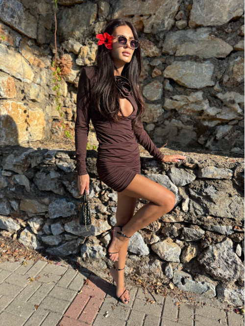 Sukienka mini z marszczeniami, różą i wycięciem przy dekolcie czekoladowa ROSE 161 - photo #21