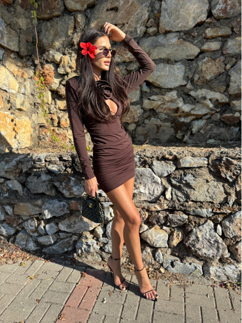 Sukienka mini z marszczeniami, różą i wycięciem przy dekolcie czekoladowa ROSE 161 - photo #23