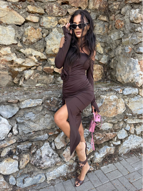 Brązowa sukienka midi asymetryczna z marszczeniem, różą i długim rękawem ELIZA 26 - photo #16