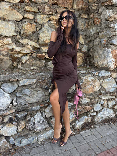 Brązowa sukienka midi asymetryczna z marszczeniem, różą i długim rękawem ELIZA 26 - photo #17