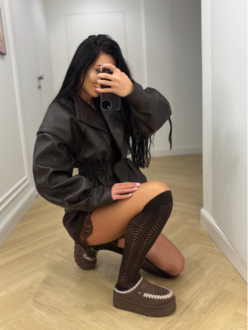 Czekoladowa kurtka z poduszkami na ramionach i gumką w talii EMMA 25 - photo #27