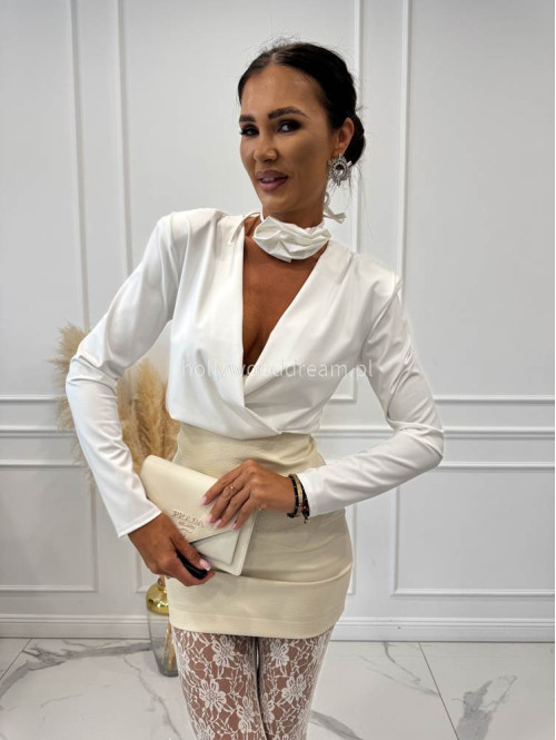 Białe body z przekładanym dekoltem i różą IZABEL 19 Białe body z przekładanym dekoltem i różą IZABEL 19 - photo #4