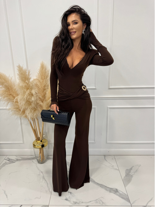 Brązowy kombinezon z broszką, dekoltem V i pasem na brzuchu NIKO 173