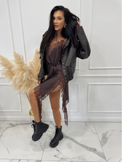 Czekoladowa sukienka satynowa zakończona koronką na cienkich ramiączkach ESMA 17