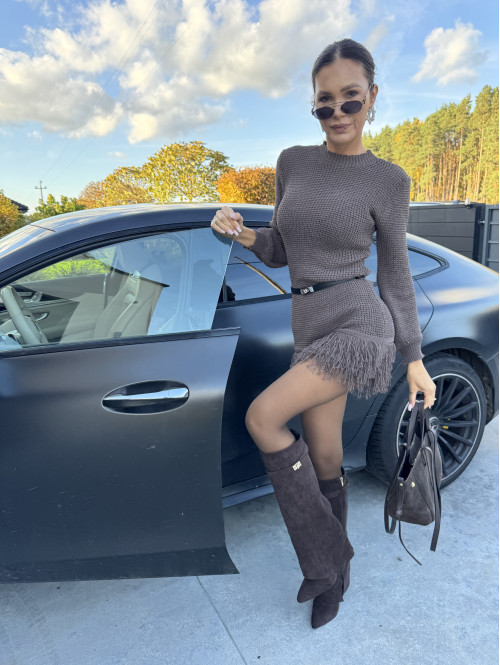 Sukienka dzianinowa z postrzępionym dołem czekoladowa KASJA 09 - photo #26