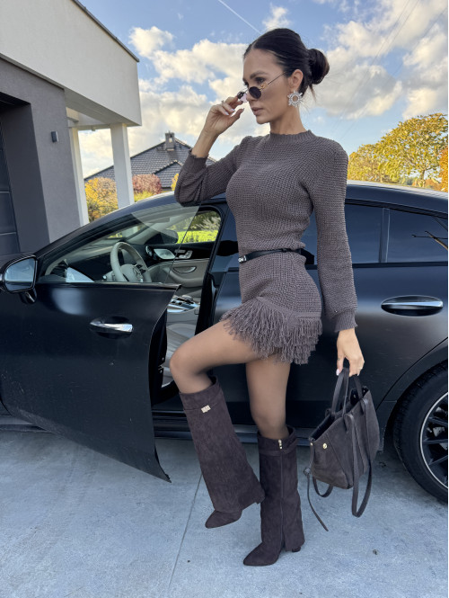 Sukienka dzianinowa z postrzępionym dołem czekoladowa KASJA 09 - photo #27