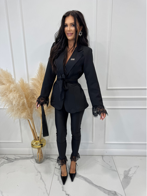 Czarna marynarka z koronką przy rękawach z paskiem i broszką CARMEN 17 - photo #1