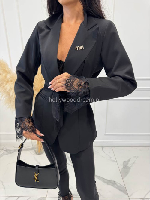 Czarna marynarka z koronką przy rękawach z paskiem i broszką CARMEN 17 - photo #4