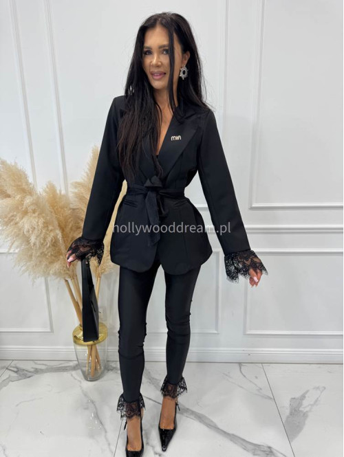Czarna marynarka z koronką przy rękawach z paskiem i broszką CARMEN 17 - photo #10