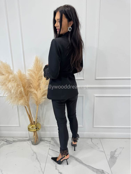 Czarna marynarka z koronką przy rękawach z paskiem i broszką CARMEN 17 - photo #13