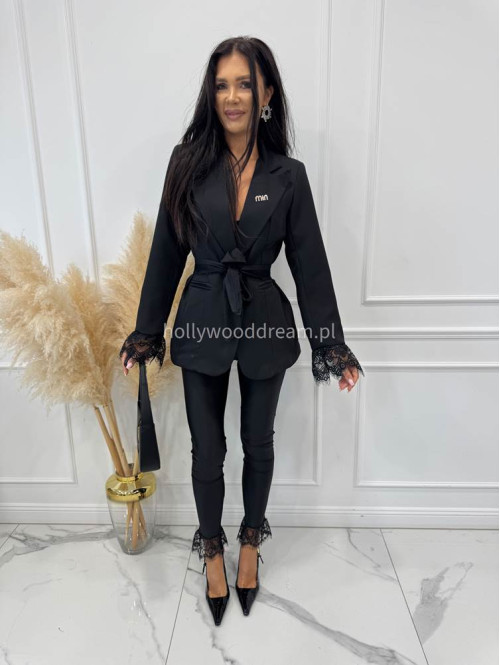 Czarna marynarka z koronką przy rękawach z paskiem i broszką CARMEN 17 - photo #14