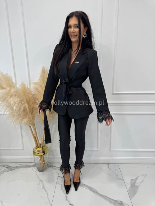 Czarna marynarka z koronką przy rękawach z paskiem i broszką CARMEN 17 - photo #15