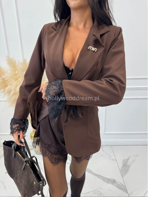 Czekoladowa marynarka z koronką przy rękawach z paskiem i broszką CARMEN 17 - photo #5