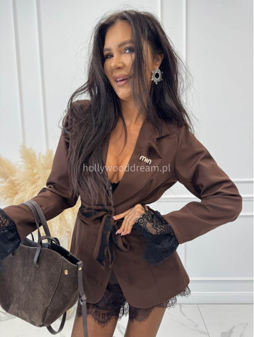 Czekoladowa marynarka z koronką przy rękawach z paskiem i broszką CARMEN 17 - photo #6