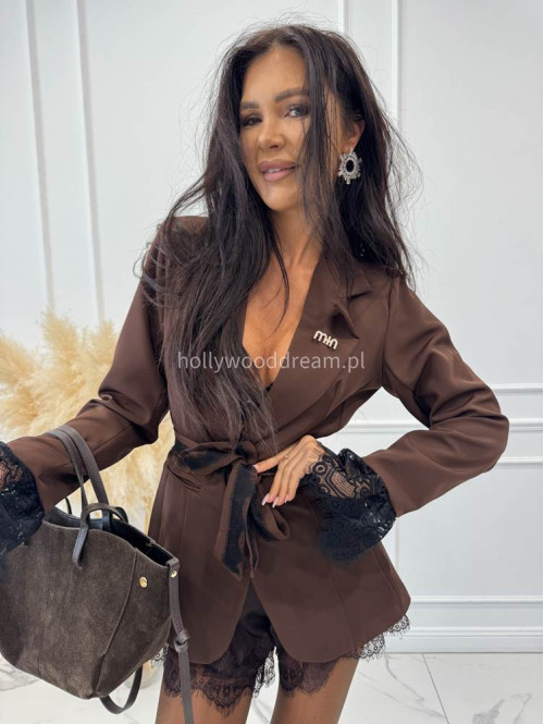 Czekoladowa marynarka z koronką przy rękawach z paskiem i broszką CARMEN 17 - photo #7