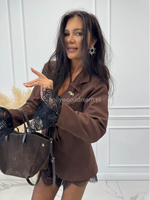 Czekoladowa marynarka z koronką przy rękawach z paskiem i broszką CARMEN 17 - photo #10