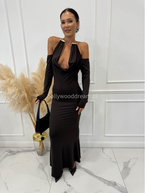 Czekoladowa sukienka maxi na długi rękaw z lejącym dekoltem i złotą ozdobą na szyi GLAM 94 - photo #7