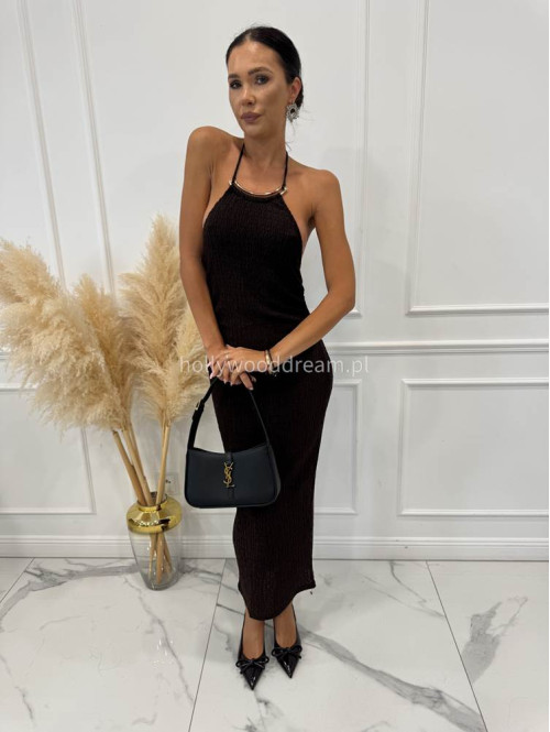 Czekoladowa sukienka midi kreszowana z dekoltem halter i złotą ozdobą DAFNE 94 - photo #4