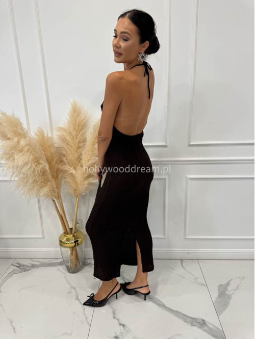 Czekoladowa sukienka midi kreszowana z dekoltem halter i złotą ozdobą DAFNE 94 - photo #9