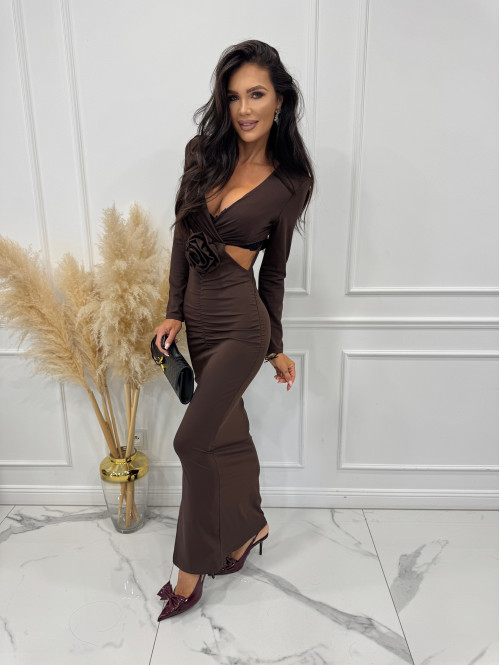Czekoladowa sukienka maxi z wycięciami w talii i różą Marbi 26