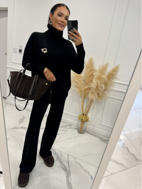 Czarny komplet sweterkowy golf z broszką +spodnie Ida 02