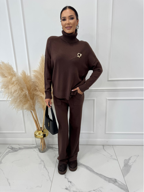 Brązowy komplet sweterkowy golf z broszką +spodnie Ida 02