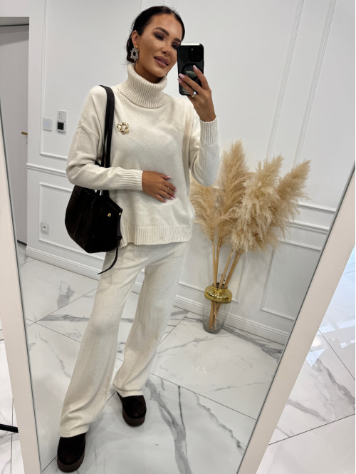 Kremowy komplet sweterkowy golf z broszką +spodnie Ida 02