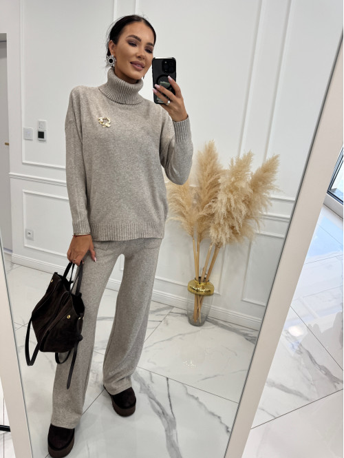 Piaskowy beż komplet sweterkowy golf z broszką +spodnie Ida 02