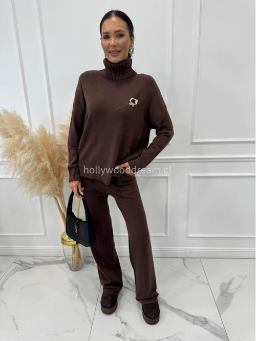 Brązowy komplet sweterkowy golf z broszką +spodnie Ida 02 - photo #2