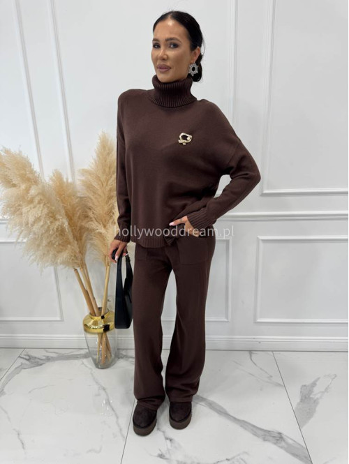 Brązowy komplet sweterkowy golf z broszką +spodnie Ida 02 - photo #3