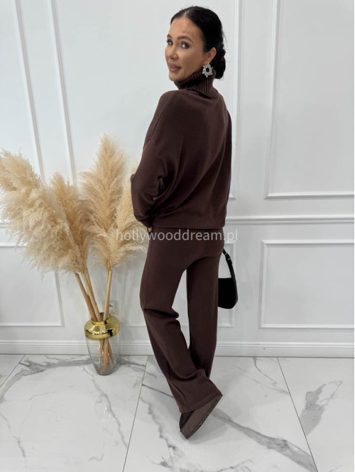 Brązowy komplet sweterkowy golf z broszką +spodnie Ida 02 - photo #4