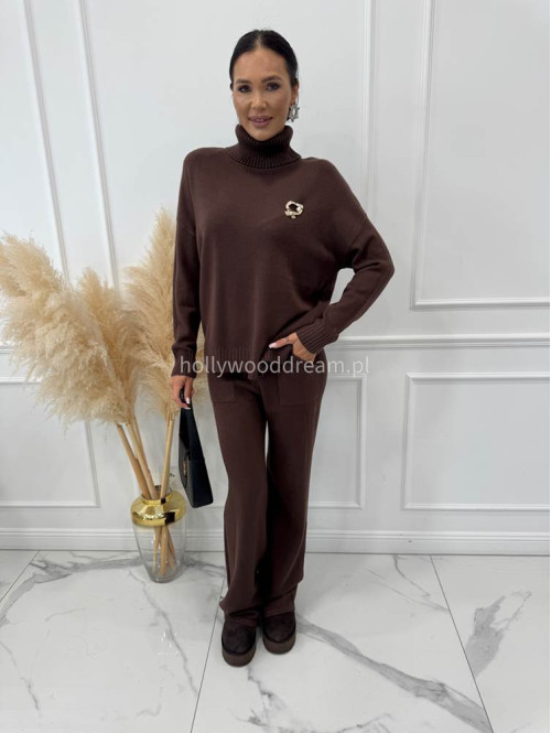 Brązowy komplet sweterkowy golf z broszką +spodnie Ida 02 - photo #6