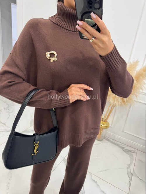 Brązowy komplet sweterkowy golf z broszką +spodnie Ida 02 - photo #9