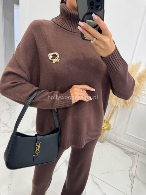 Brązowy komplet sweterkowy golf z broszką +spodnie Ida 02 - photo #10