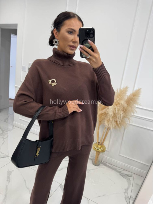 Brązowy komplet sweterkowy golf z broszką +spodnie Ida 02 - photo #11