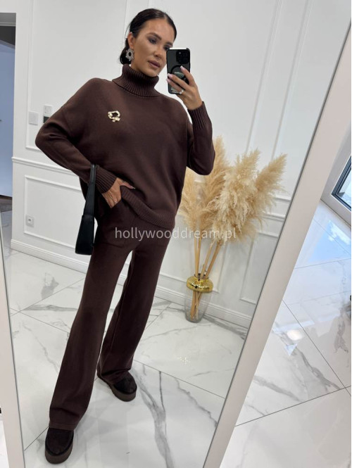 Brązowy komplet sweterkowy golf z broszką +spodnie Ida 02 - photo #12