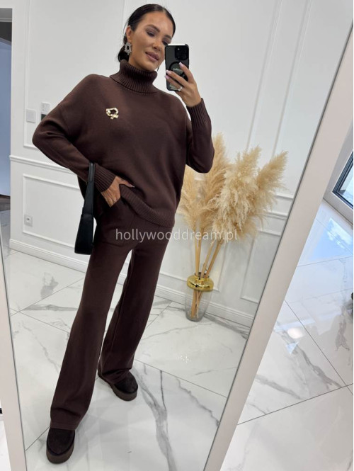 Brązowy komplet sweterkowy golf z broszką +spodnie Ida 02 - photo #13