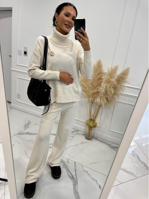 Kremowy komplet sweterkowy golf z broszką +spodnie Ida 02 - photo #1