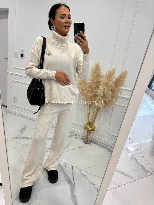 Kremowy komplet sweterkowy golf z broszką +spodnie Ida 02 - photo #2