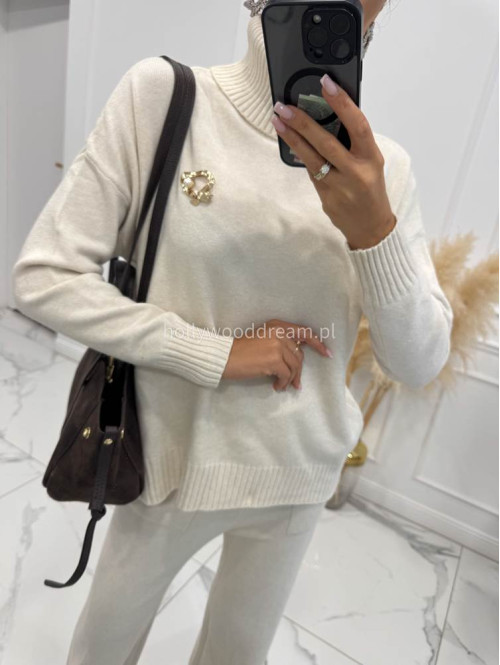Kremowy komplet sweterkowy golf z broszką +spodnie Ida 02 - photo #4