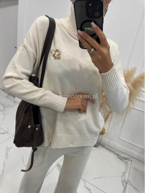 Kremowy komplet sweterkowy golf z broszką +spodnie Ida 02 - photo #5