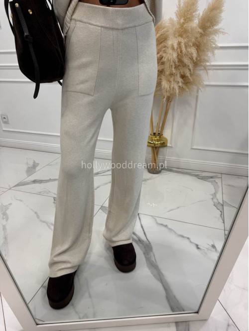 Kremowy komplet sweterkowy golf z broszką +spodnie Ida 02 - photo #6